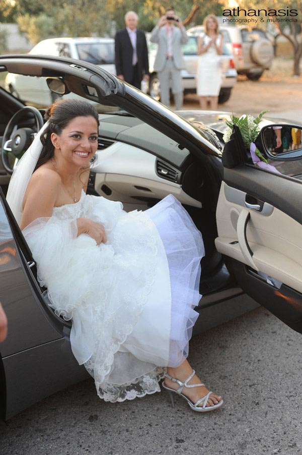 η νύφη βγαίνει από το αυτοκίνητο , έγχρωμη φωτογραφία γάμου