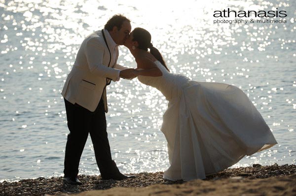 ολόσωμη φωτογραφία της νύφης και του γαμπρού με φόντο την θάλασσα