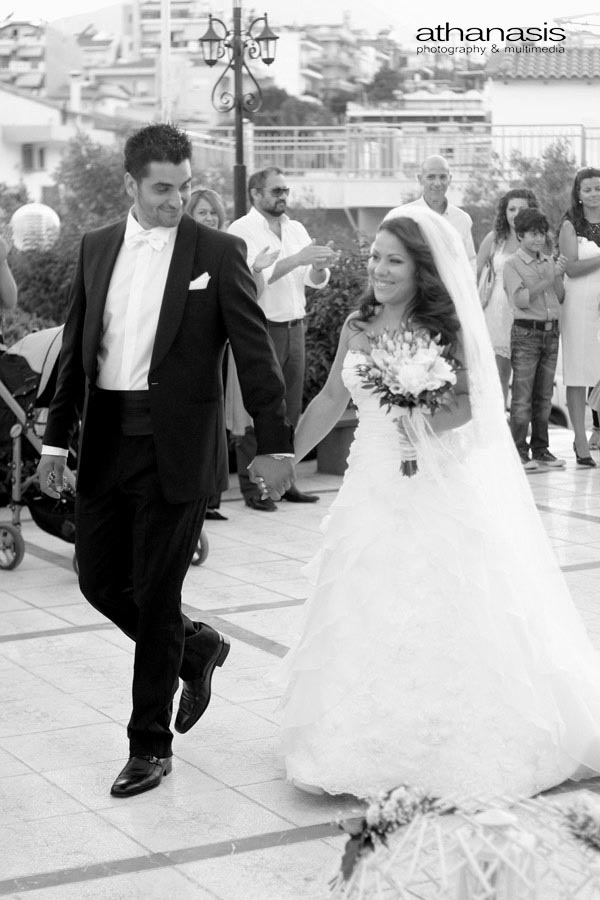η νύφη και ο γαμπρός κρατιοὐντε από το χέρι και πάνε προς την εκκλησιά