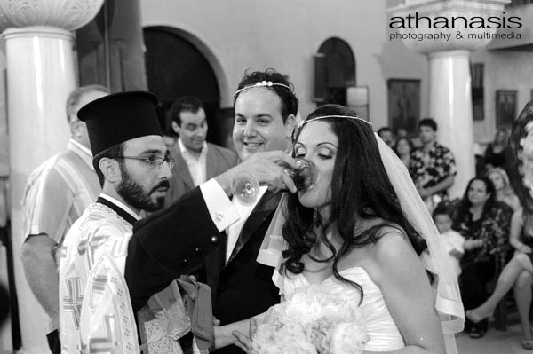 η αντίδραση του γαμπρού τη στιγμή που η νύφη πίνει το κρασί στον γάμο