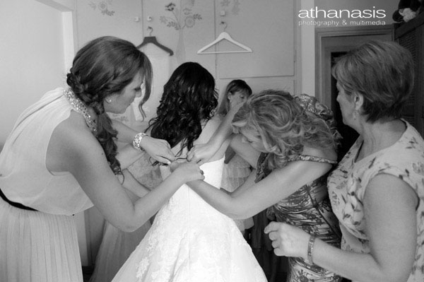 οι αδερφές της νύφης βοηθούν στο ντύσιμο