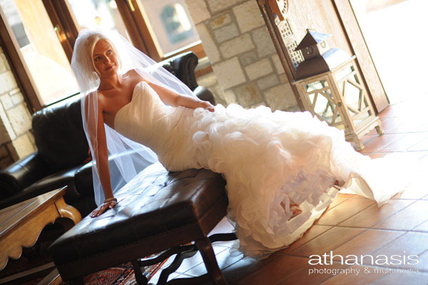 Η νύφη ακουμπισμένη στον καναπέ , ολόσωμη φώτο το νυφικό φωτισμένο καλλιτεχνικά ..