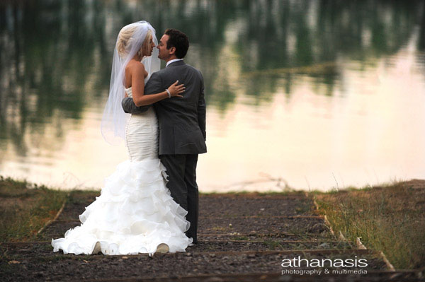 Το ζευγάρι μετά το γάμο τους αγκαλιασμένο με φόντο την λίμνη .