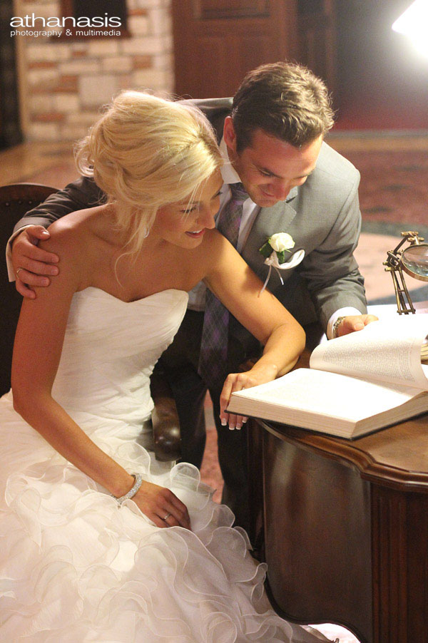 Η νύφη και ο γαμπρός διαβάζουν το βιβλίο των ευχών .